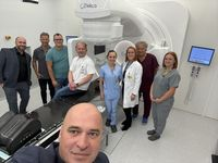 Pracownicy KCO i dostawcy aparatu przed Akceleratorem Elekta EVO