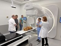 Pracownicy KCO i dostawcy aparatu przed Akceleratorem Elekta EVO