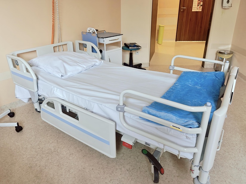 Ł&oacute;żko szpitalne zakupione w ramach KPO