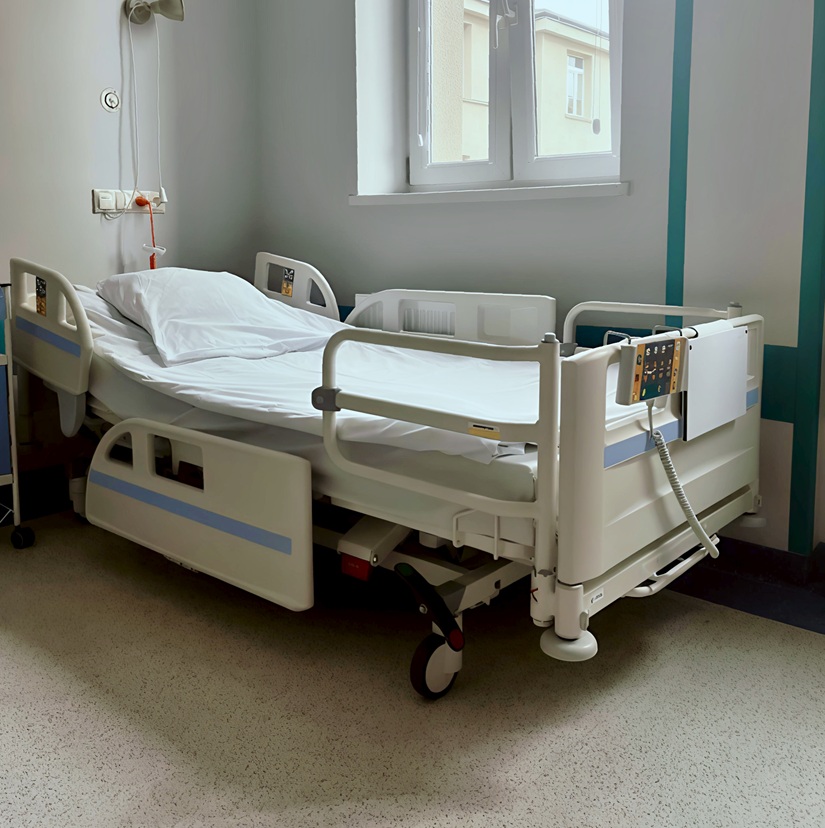 Ł&oacute;żko szpitalne zakupione w ramach KPO